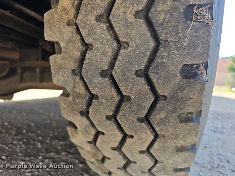 image for item DM1581 2000 Bluebird TC2000 school bus