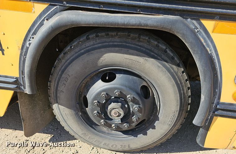 image for item DM1581 2000 Bluebird TC2000 school bus