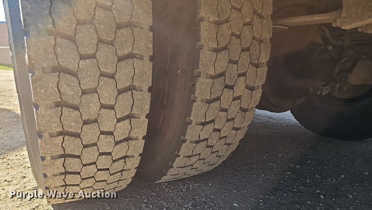 image for item DM1581 2000 Bluebird TC2000 school bus