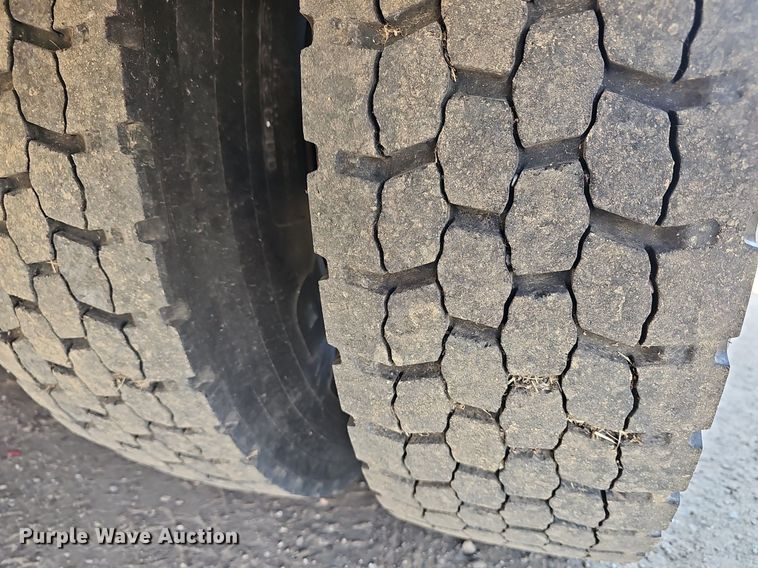 image for item DM1581 2000 Bluebird TC2000 school bus