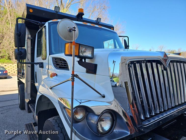 image for item DM1586 2010 International  WorkStar 7300 dump truck