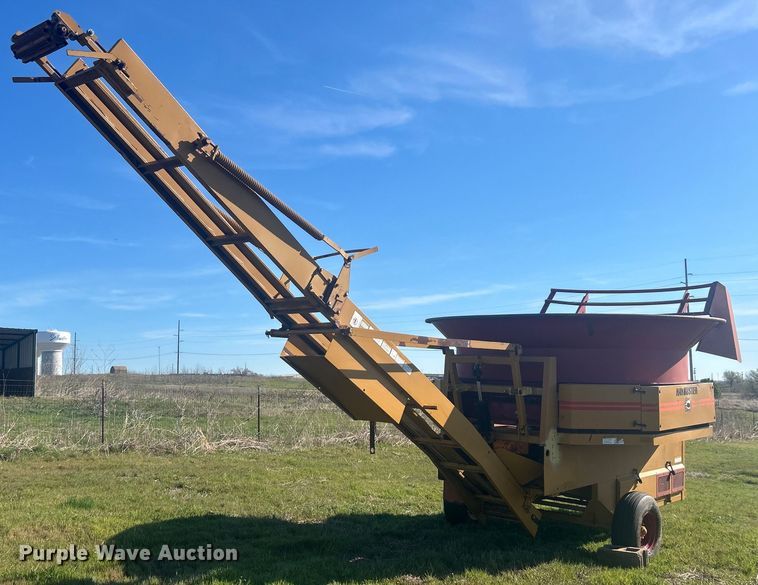 image for item DO1068 Haybuster H1000 bale processor