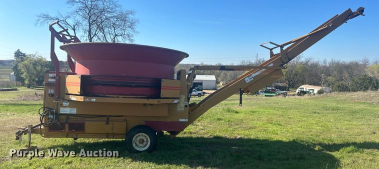 image for item DO1068 Haybuster H1000 bale processor