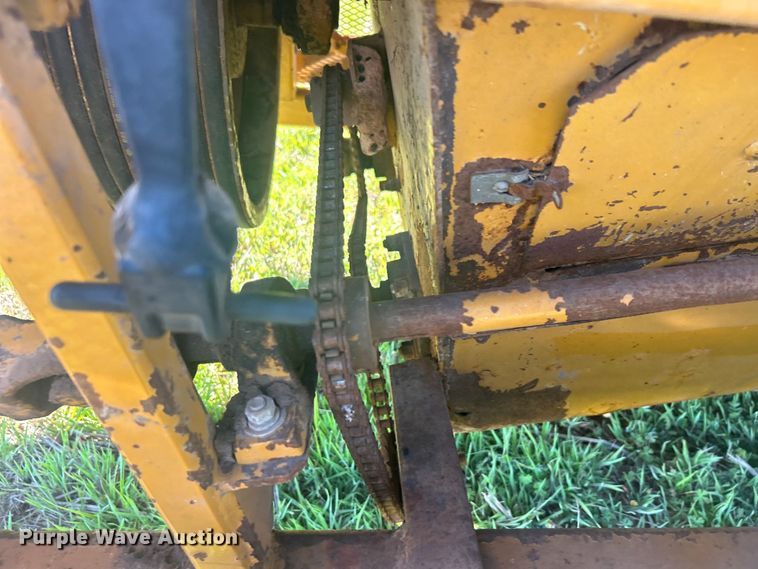 image for item DO1068 Haybuster H1000 bale processor