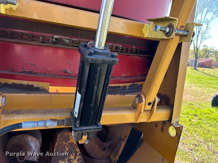 image for item DO1068 Haybuster H1000 bale processor