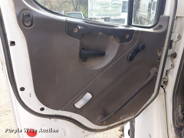 image for item DP2732 2015 Freightliner Business Class M2 106 refuse truck