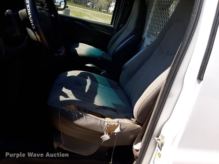 image for item DP2746 2005 Chevrolet  Express 2500 van