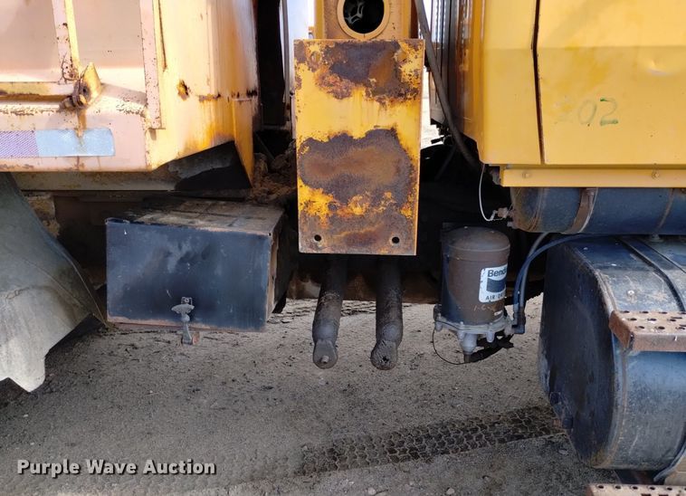 image for item DQ6036 1991 Ford L8000 dump truck