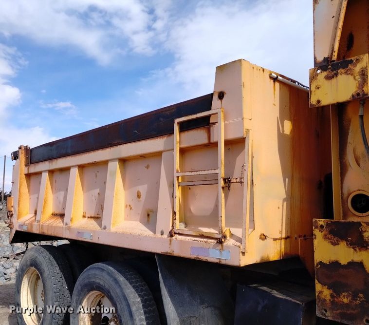 image for item DQ6036 1991 Ford L8000 dump truck
