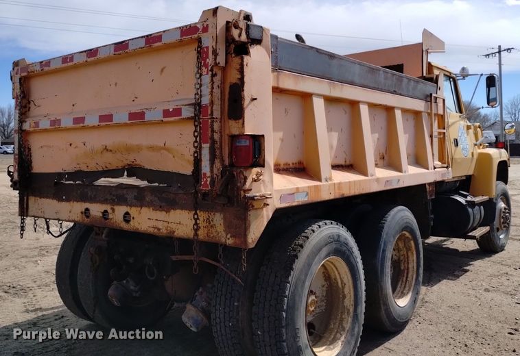 image for item DQ6036 1991 Ford L8000 dump truck