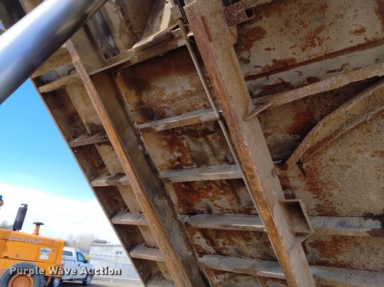 image for item DQ6036 1991 Ford L8000 dump truck