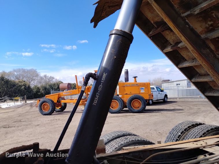 image for item DQ6036 1991 Ford L8000 dump truck