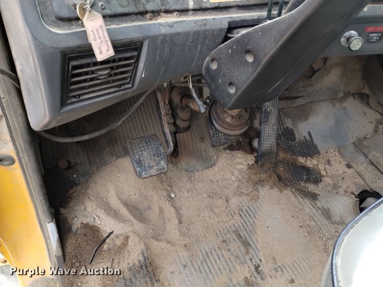 image for item DQ6036 1991 Ford L8000 dump truck