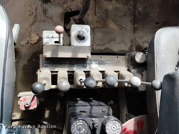 image for item DQ6036 1991 Ford L8000 dump truck