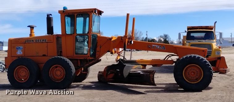 image for item DQ6037 1984 John Deere  770A motor grader