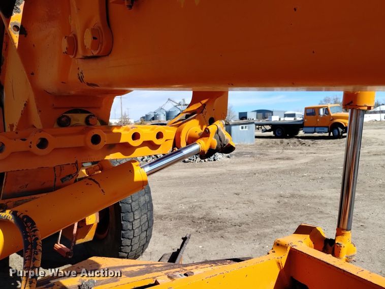 image for item DQ6037 1984 John Deere  770A motor grader