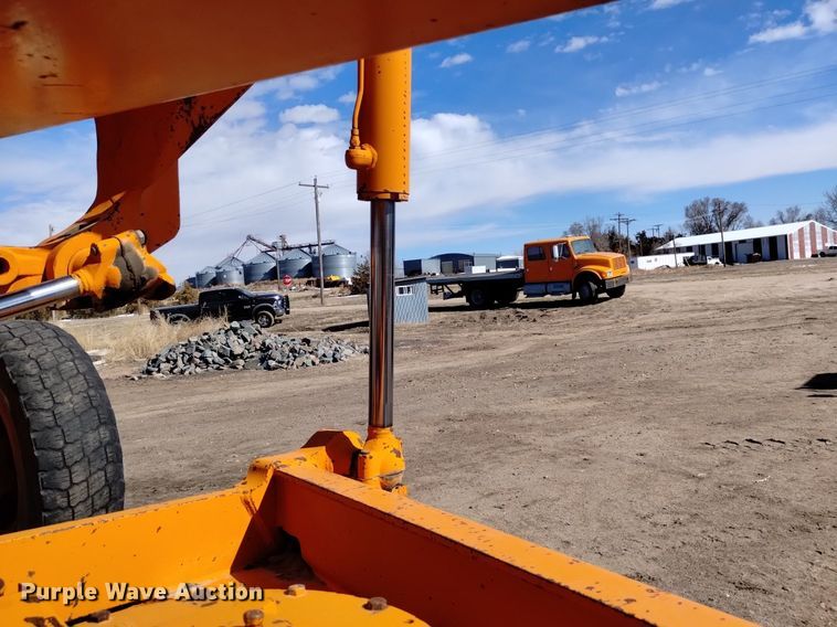 image for item DQ6037 1984 John Deere  770A motor grader