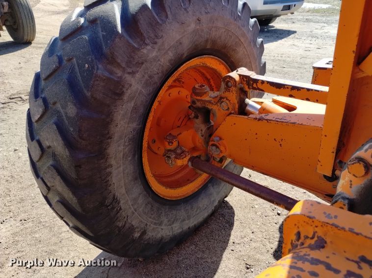 image for item DQ6037 1984 John Deere  770A motor grader