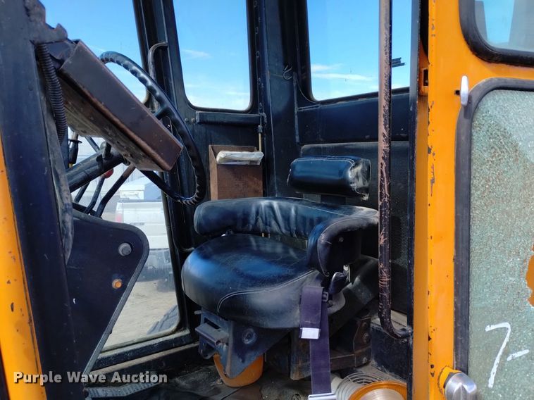 image for item DQ6037 1984 John Deere  770A motor grader