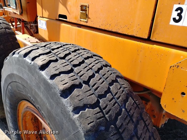 image for item DQ6037 1984 John Deere  770A motor grader