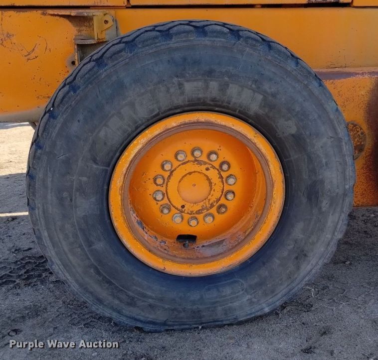 image for item DQ6037 1984 John Deere  770A motor grader