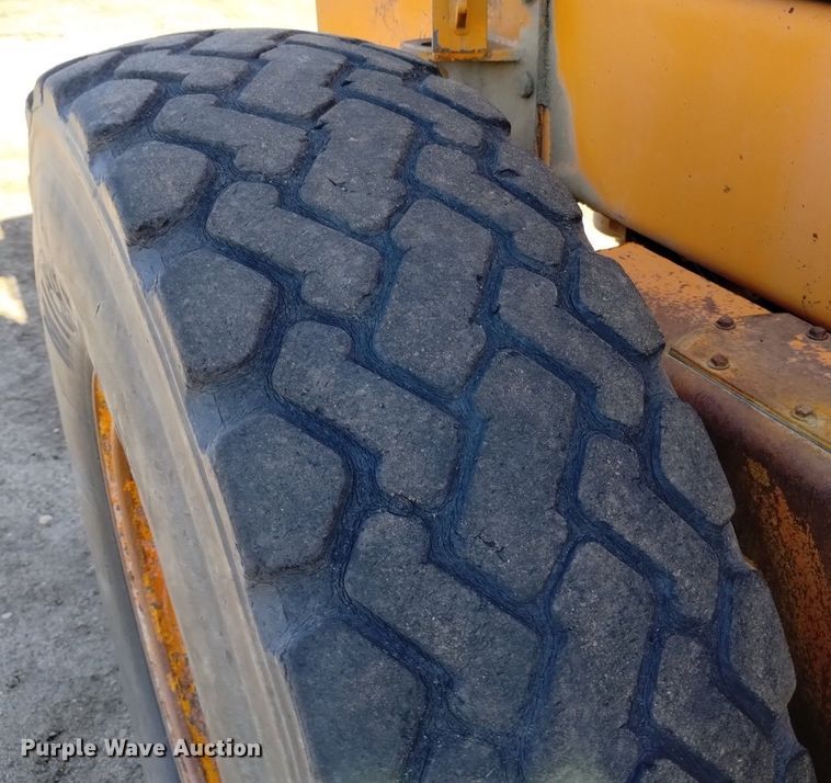 image for item DQ6037 1984 John Deere  770A motor grader