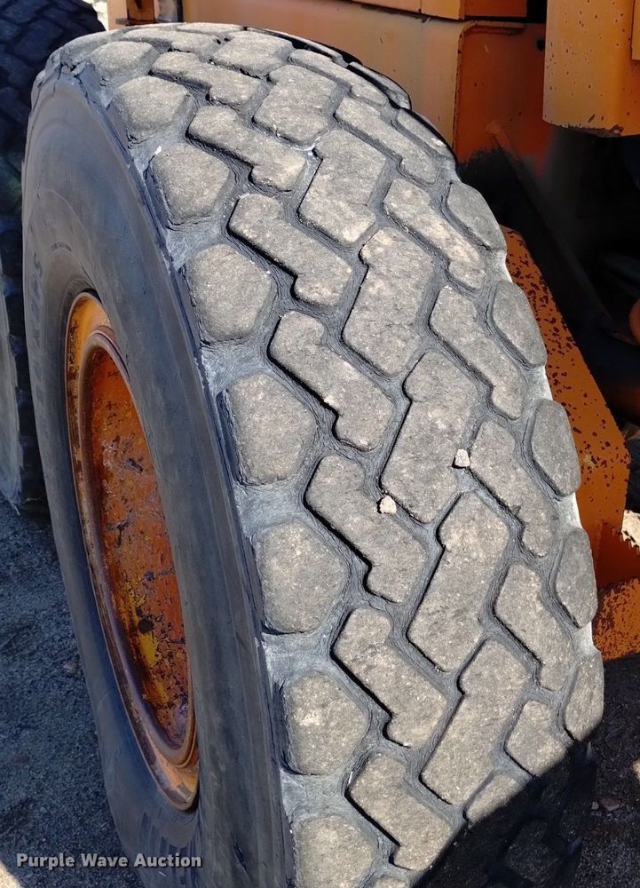 image for item DQ6037 1984 John Deere  770A motor grader