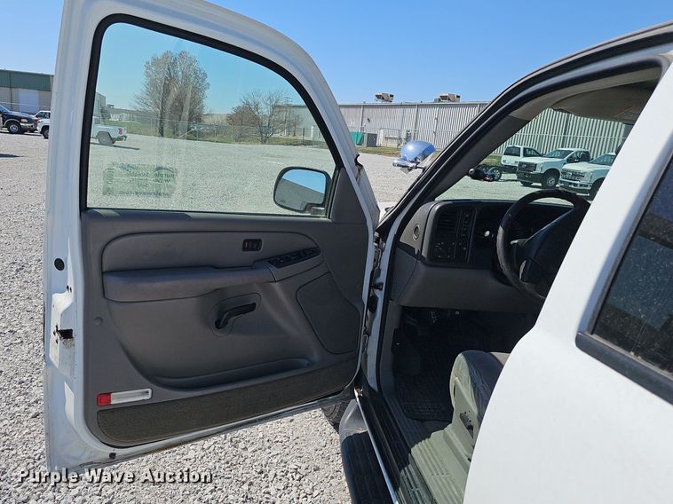 image for item DQ8706 2004 Chevrolet Tahoe SUV