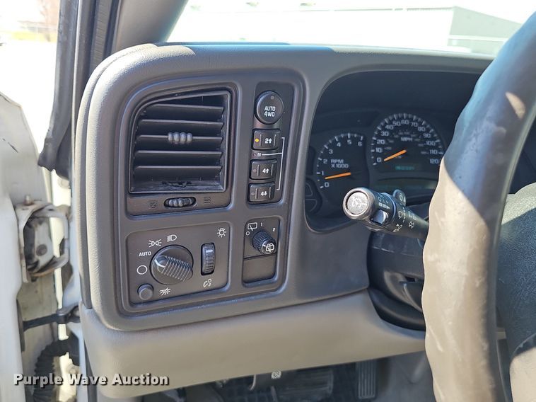 image for item DQ8706 2004 Chevrolet Tahoe SUV