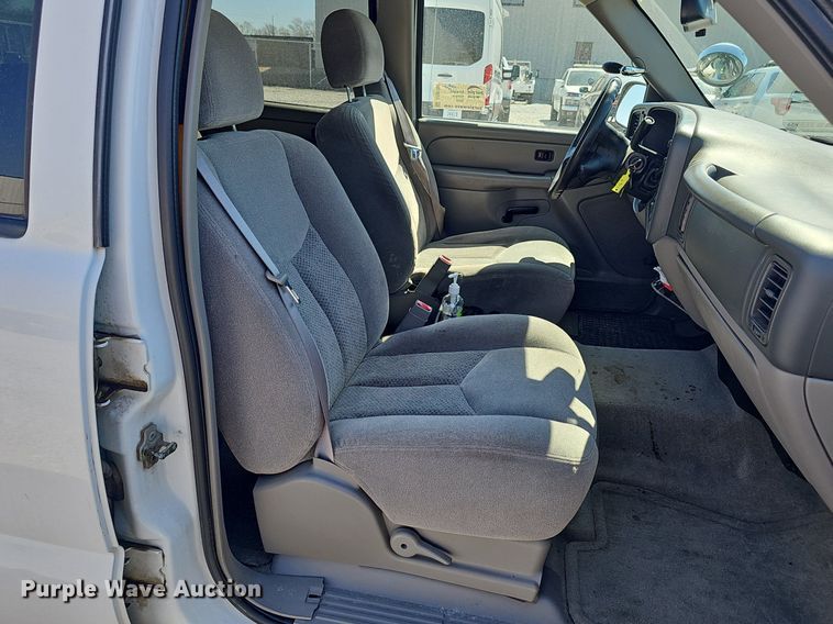 image for item DQ8706 2004 Chevrolet Tahoe SUV