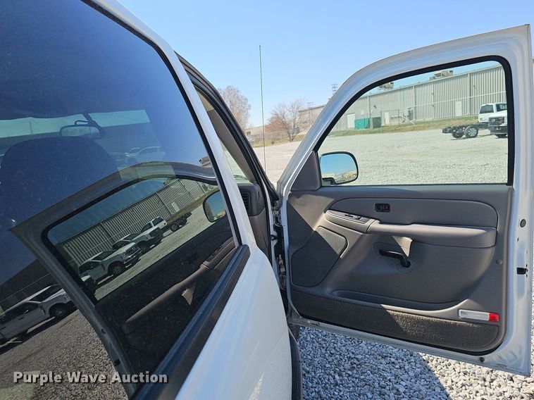 image for item DQ8706 2004 Chevrolet Tahoe SUV