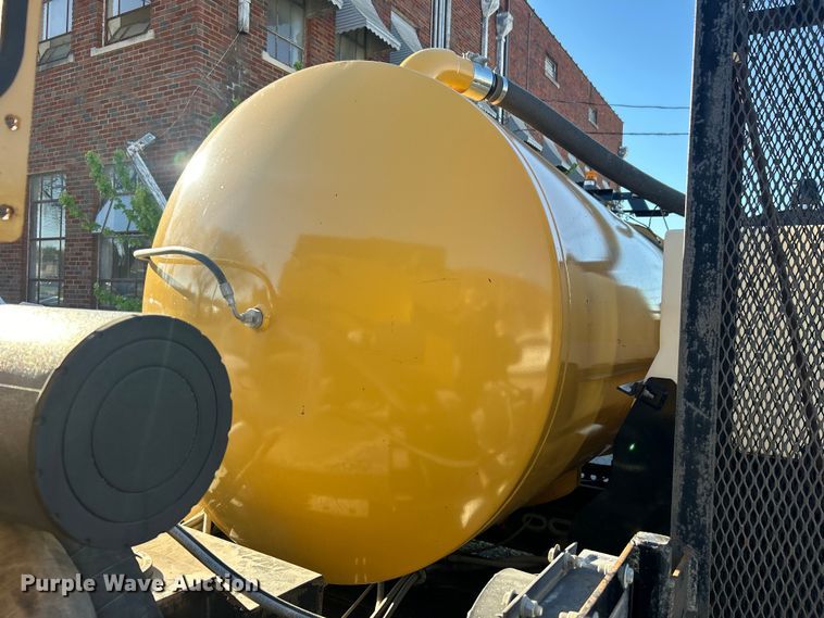 image for item EG0332 2012 Vermeer V800X205S.D. vacuum excavator