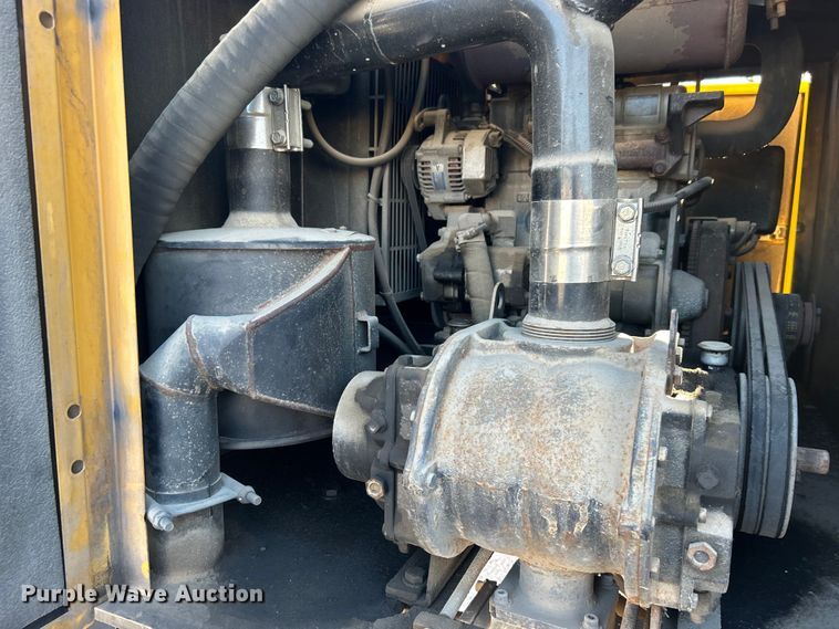 image for item EG0332 2012 Vermeer V800X205S.D. vacuum excavator