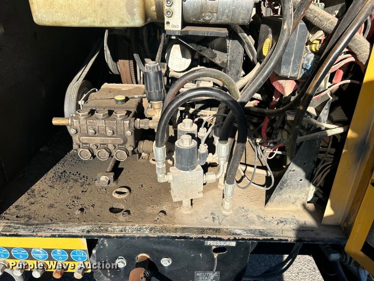 image for item EG0332 2012 Vermeer V800X205S.D. vacuum excavator