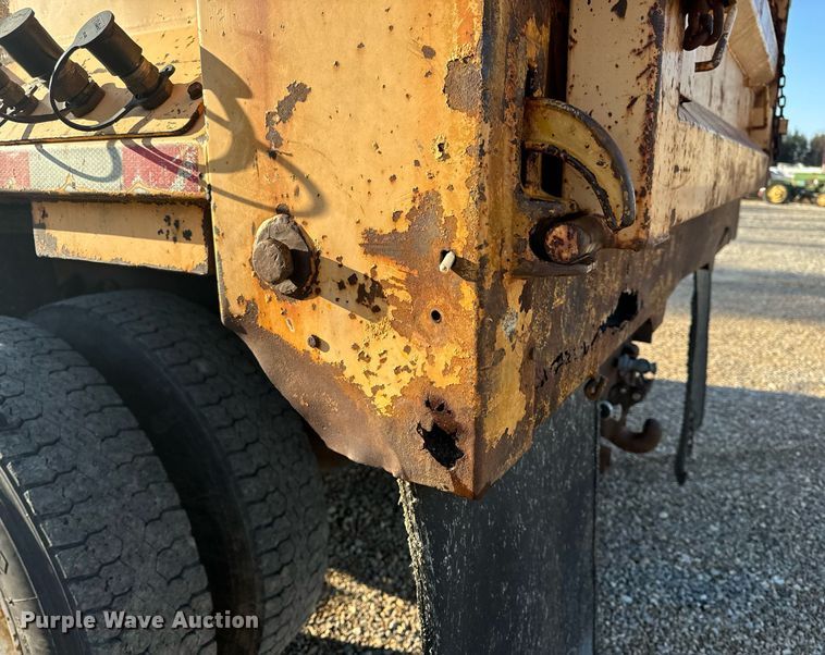 image for item EH6633 2005 International 7400 dump truck