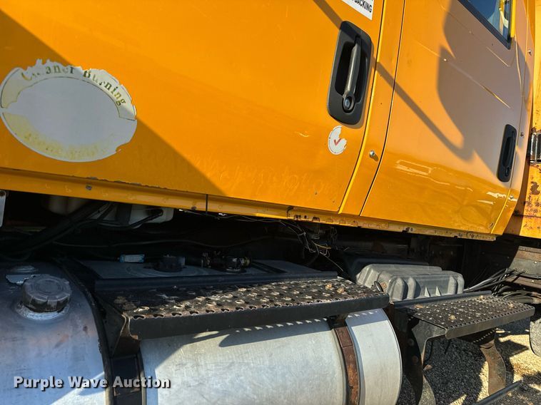 image for item EH6633 2005 International 7400 dump truck