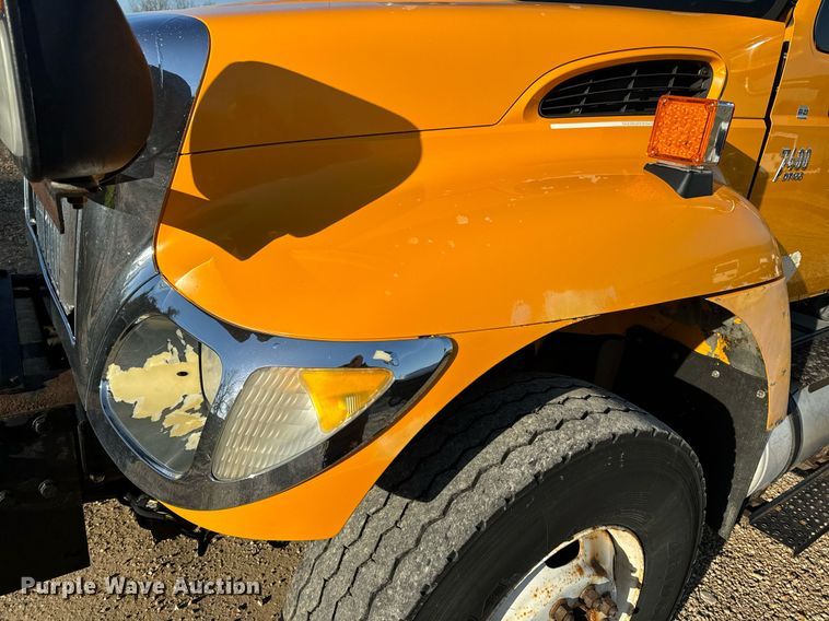 image for item EH6633 2005 International 7400 dump truck