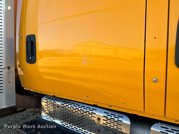 image for item EH6633 2005 International 7400 dump truck