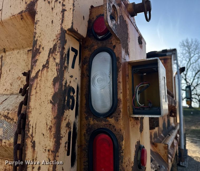 image for item EH6633 2005 International 7400 dump truck