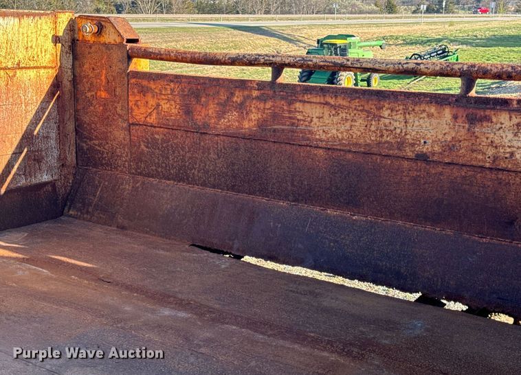 image for item EH6633 2005 International 7400 dump truck