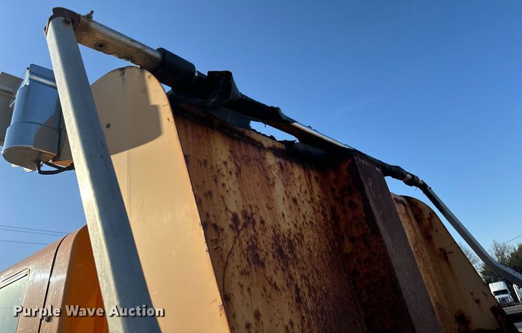 image for item EH6633 2005 International 7400 dump truck