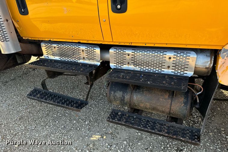 image for item EH6633 2005 International 7400 dump truck