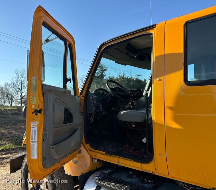 image for item EH6633 2005 International 7400 dump truck