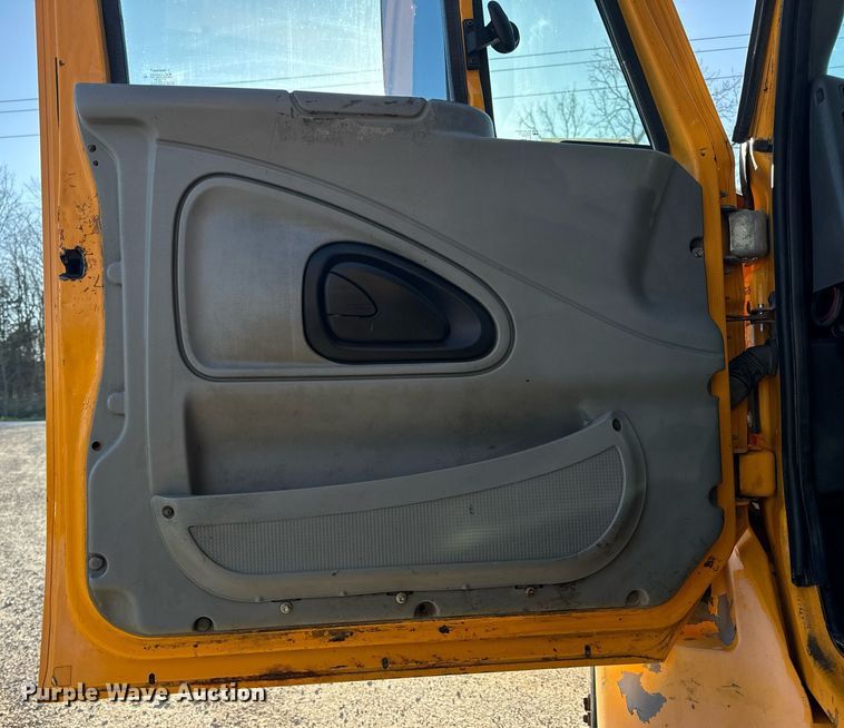 image for item EH6633 2005 International 7400 dump truck