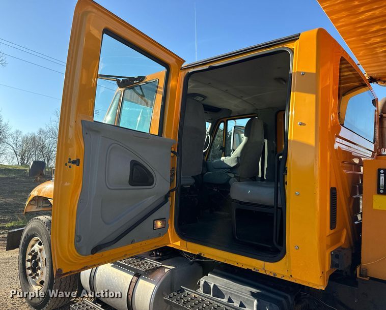 image for item EH6633 2005 International 7400 dump truck