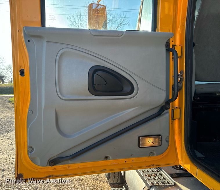 image for item EH6633 2005 International 7400 dump truck