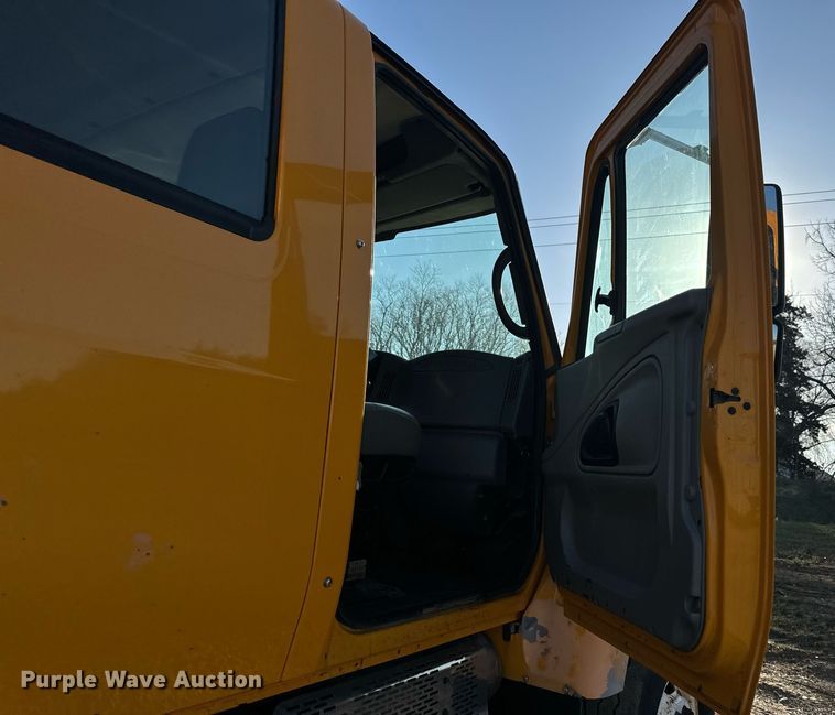 image for item EH6633 2005 International 7400 dump truck