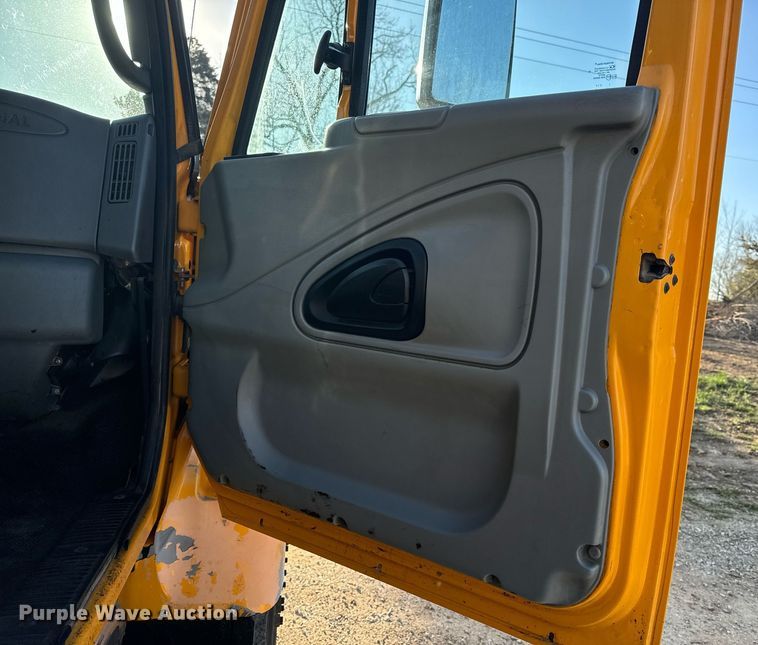 image for item EH6633 2005 International 7400 dump truck