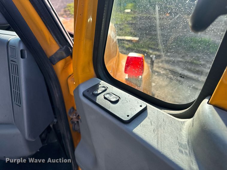 image for item EH6633 2005 International 7400 dump truck