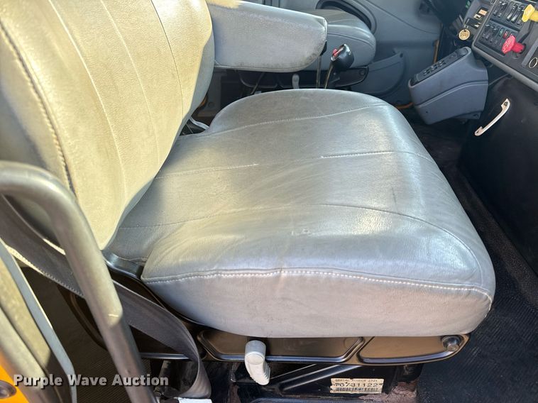 image for item EH6633 2005 International 7400 dump truck